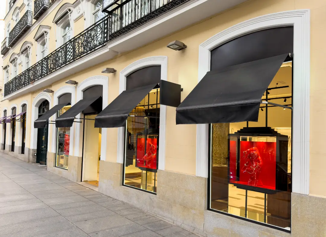 Façade vitrine de magasin en aluminium sur mesure à Bois-Guillaume